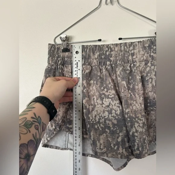 Lululemon 4” Tracker Shorts Gritstone white opal Size 12 - Picture 2 of 8